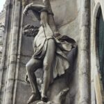 Image of the statue of a man with an arrow in his side