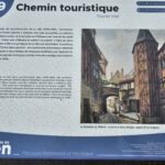 An image of a board with information on the 'chemin tourtistique'